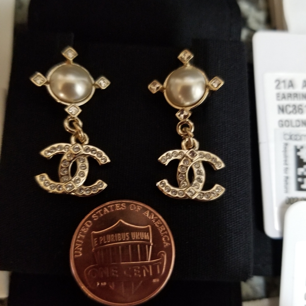 SOLD!!! Pearl & CC charms Gold Tone Earnings - Picture 3 of 9